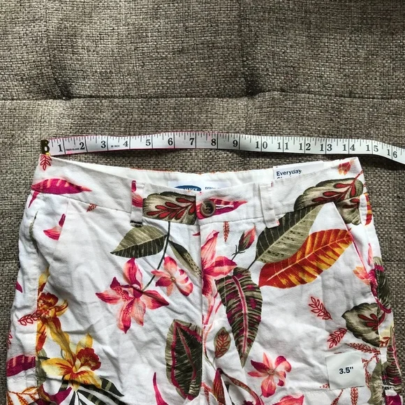 Old Navy White Floral Print Mid Rise Everyday Short Size 2 - Picture 4 of 7
